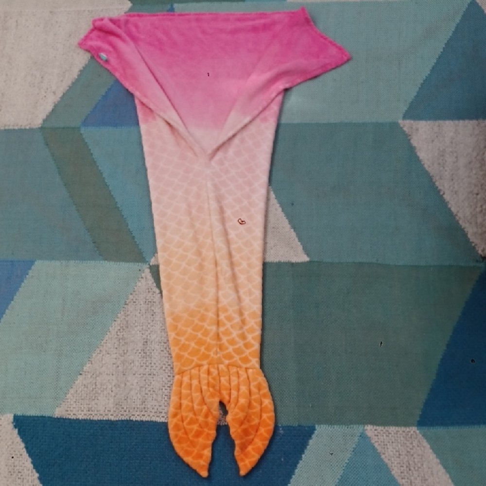 Pillowfort Pink and Orange Mermaid Tail Blanket
